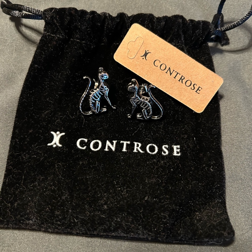 🩷 NWT controse skeleton cat stud earring